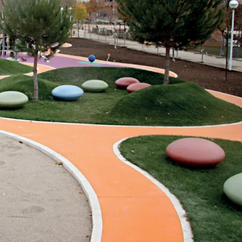 Banc public en forme de galet coloré géant